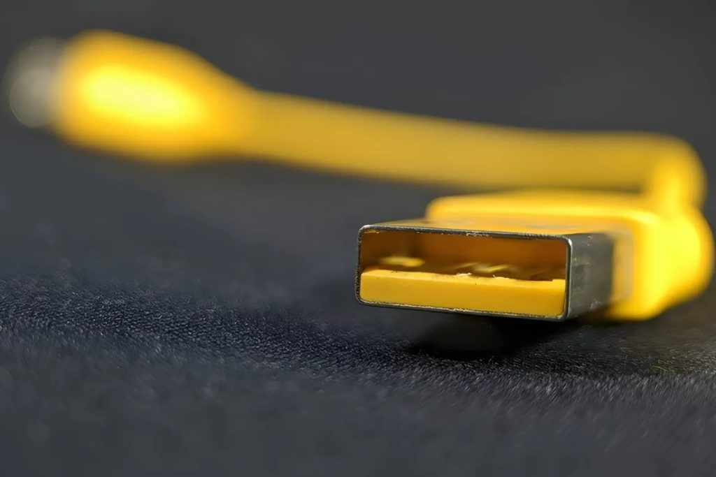 رنگ زرد کابل USB چه معنایی دارد؟