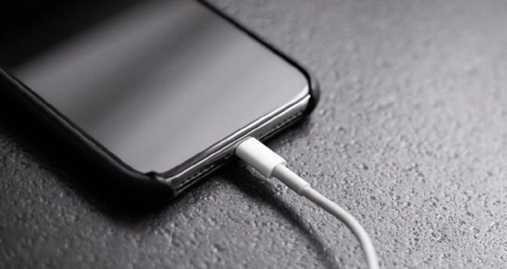 5 موردی که هرگز نباید به درگاه USB گوشی خود وصل کنید