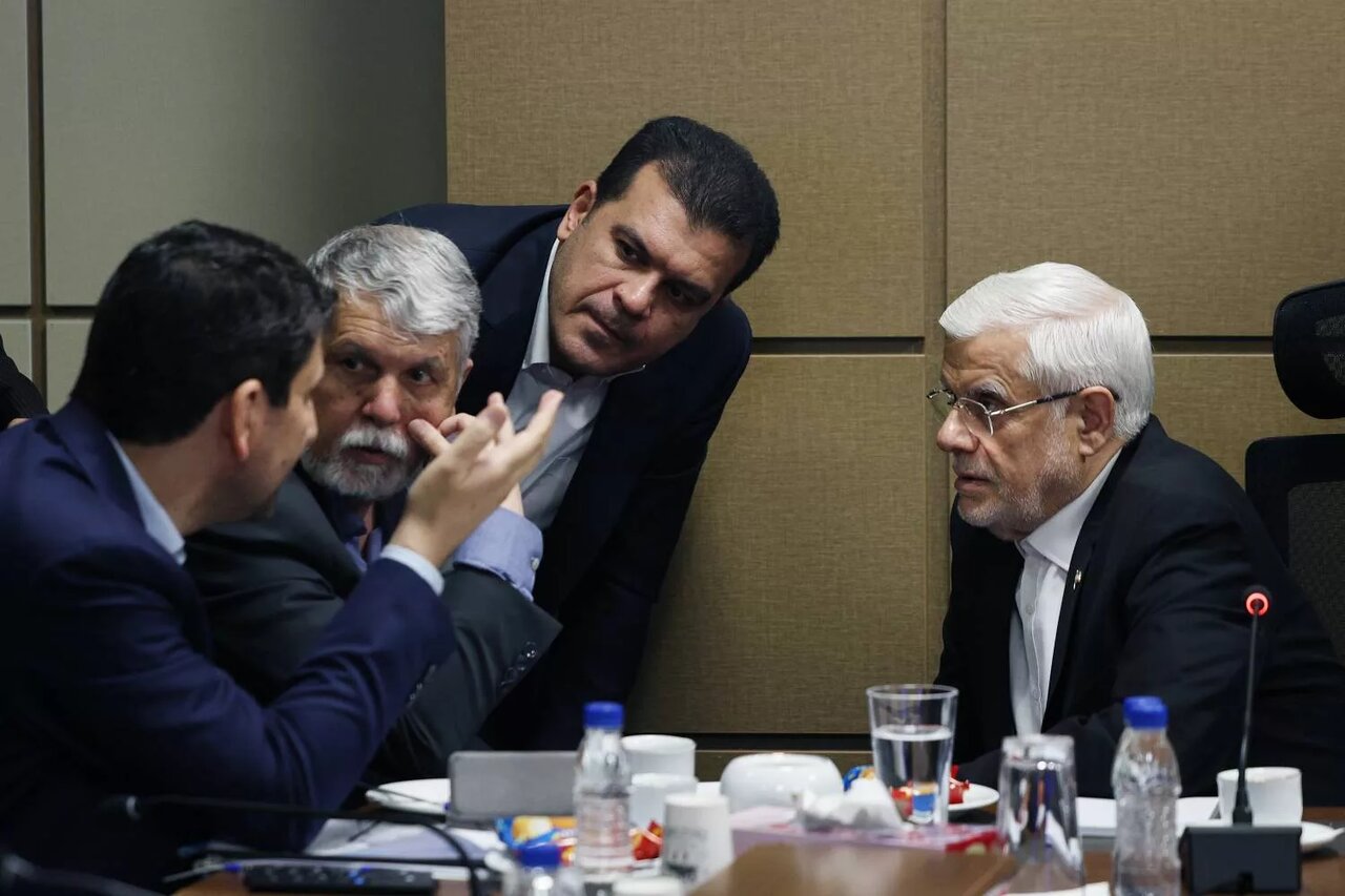 عارف: آقایی که در جلسات با اینترنت مخالفت میکند، خودش اینترنت سفید دارد
