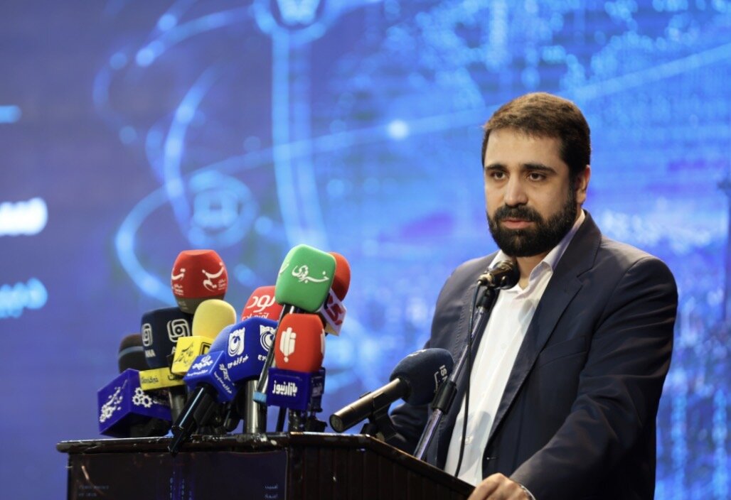 مردِ پشت درهای بسته محدودیت اینترنت